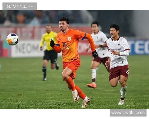 亚冠激战鲁能对阵恒大争夺小组出线权全力以赴展现球队实力